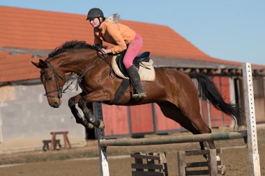 Onun atı ridding kadın