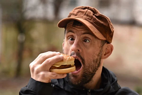 Man eating a hamburger — Stock Photo, Image