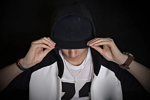 Hombre joven en retrato de gorra — Foto de Stock