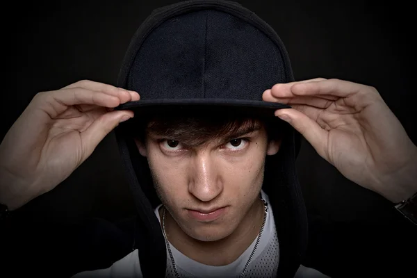 Hombre joven en retrato de gorra —  Fotos de Stock