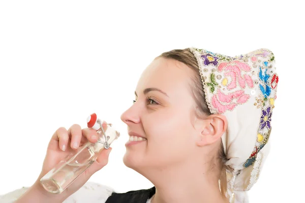 Mulher em trajes folclóricos eslovacos com garrafa de álcool — Fotografia de Stock