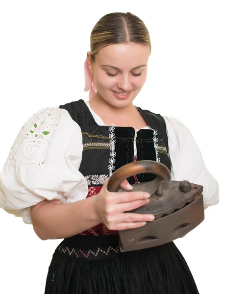 Frau in slowakischer Tracht mit altem Eisen — Stockfoto