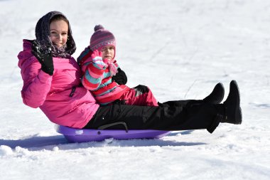 Anne ve kızı kızak üzerinde
