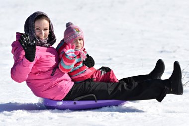 Anne ve kızı kızak üzerinde