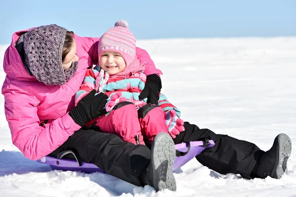 Mutter und Tochter auf Schlitten — Stockfoto