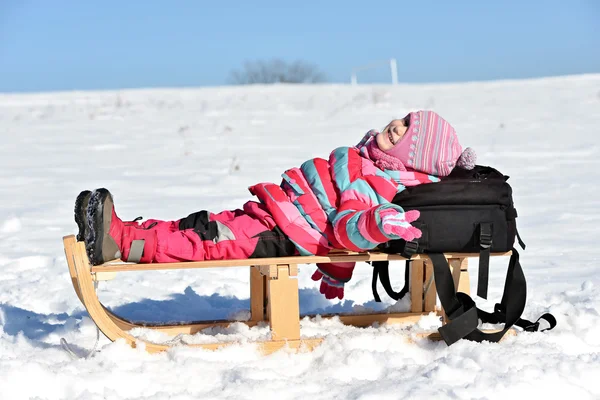 Dívka sedící na saních — Stock fotografie