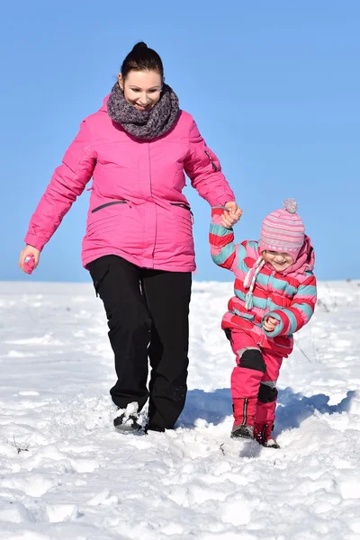 Anne ve kızı güzel sahne kış — Stok fotoğraf