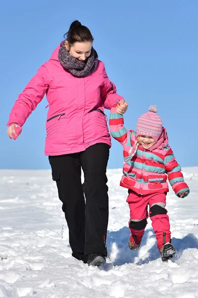 Мати і дочка гарна зимова сцена — стокове фото
