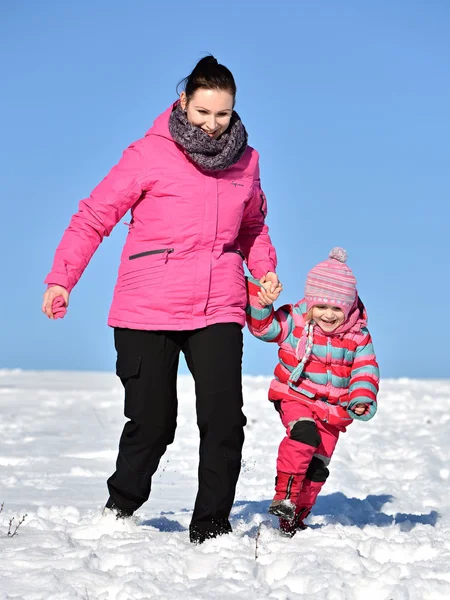 Mère et fille belle scène d'hiver — Photo