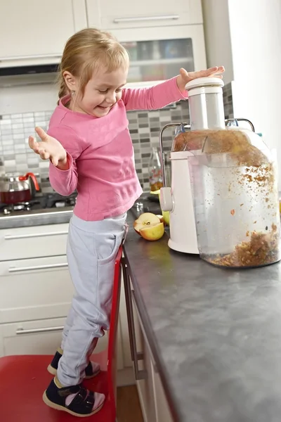 Маленька дівчинка робить свіжий сік — стокове фото