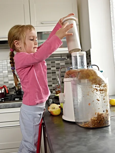 Menina fazendo suco fresco — Fotografia de Stock