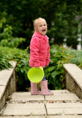 Bahçede küçük bir kız