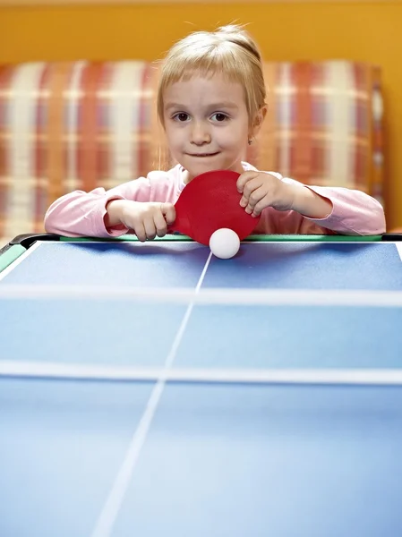 Menina jogando tênis de mesa — Fotografia de Stock