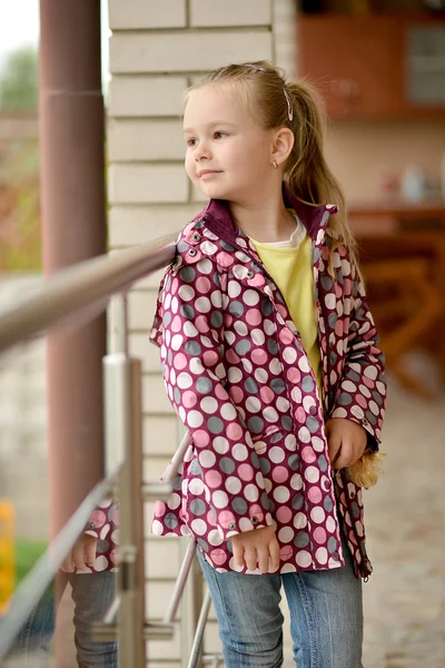 Κοριτσάκι στην βεράντα — Φωτογραφία Αρχείου