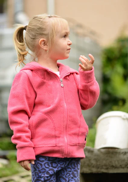 Ein kleines Mädchen in einem Garten — Stockfoto