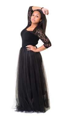 Siyah elbiseli güzel kız.