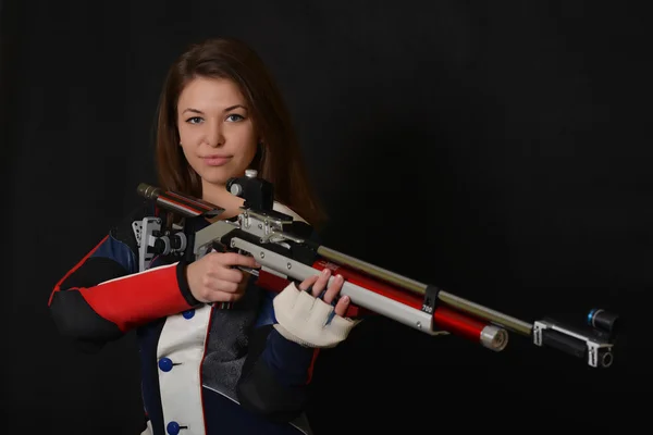 Kvinna utbildning sport skytte med luftgevär pistol — Stockfoto