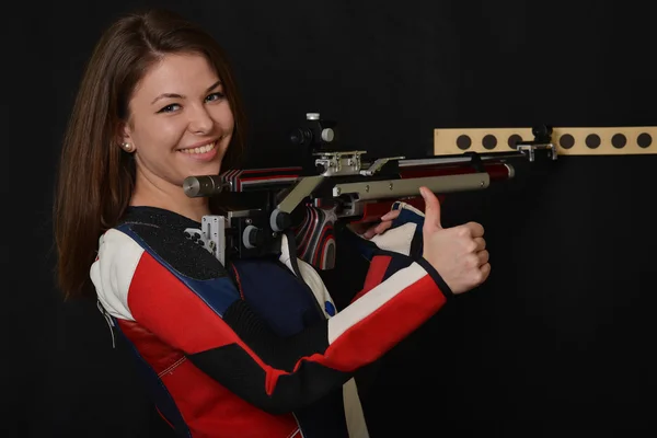 Mulher treinamento esporte tiro com arma de fuzil de ar — Fotografia de Stock