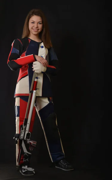 Mulher treinamento esporte tiro com arma de fuzil de ar — Fotografia de Stock