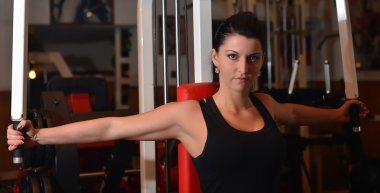 spor salonunda güzel genç kadın