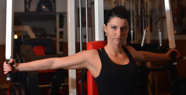 Beautiful young woman at gym — Stock Photo, Image