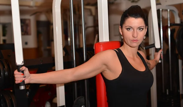 Hermosa joven en el gimnasio — Foto de Stock