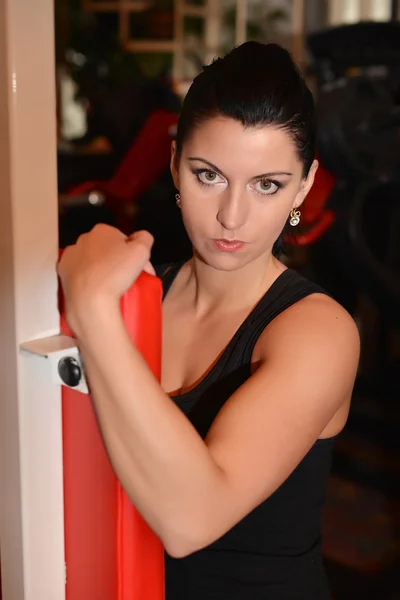 Beautiful young woman at gym — Stock Photo, Image