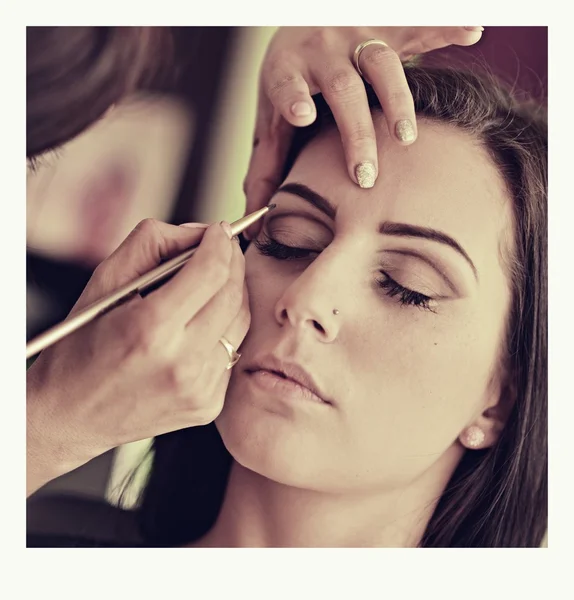 Make-up artist toepassing basiskleur oogschaduw — Stockfoto