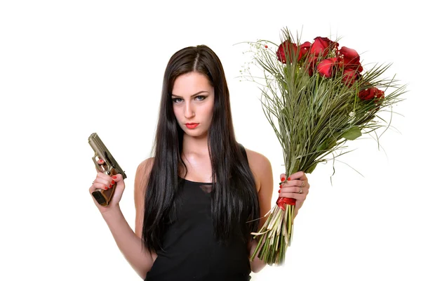 Mulher com rosas vermelhas e arma — Fotografia de Stock