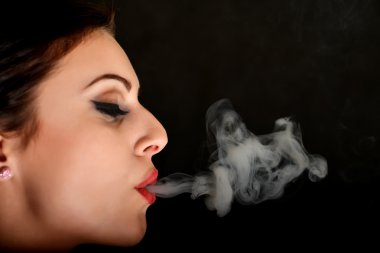 güzel bir kadın Sigara