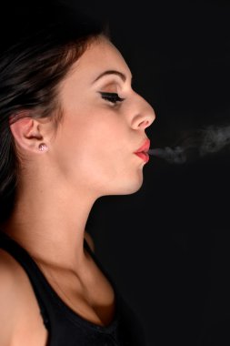 güzel bir kadın Sigara