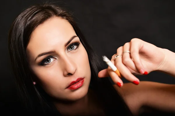 Schöne Frau beim Rauchen — Stockfoto