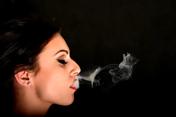 Beautiful woman smoking — Stock Photo, Image