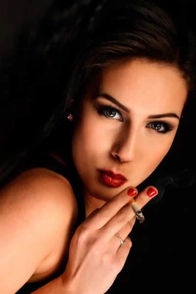 Hermosa mujer fumando — Foto de Stock