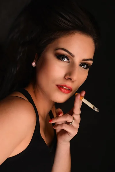 Hermosa mujer fumando —  Fotos de Stock