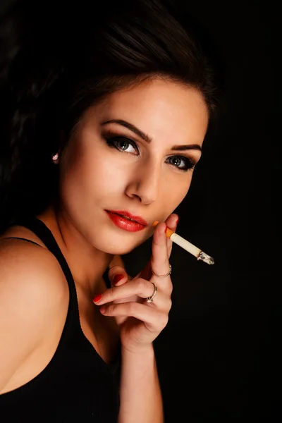 Hermosa mujer fumando —  Fotos de Stock