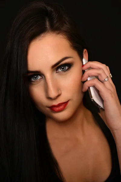 Vacker kvinna med mobiltelefon — Stockfoto