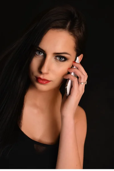 Mulher bonita com telefone celular — Fotografia de Stock