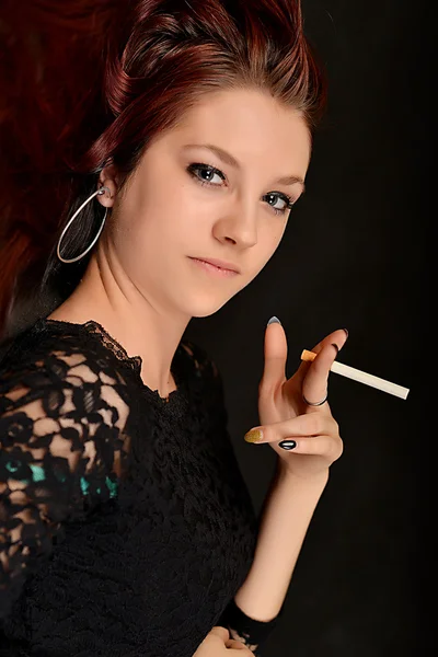 Femme fumant une cigarette — Photo