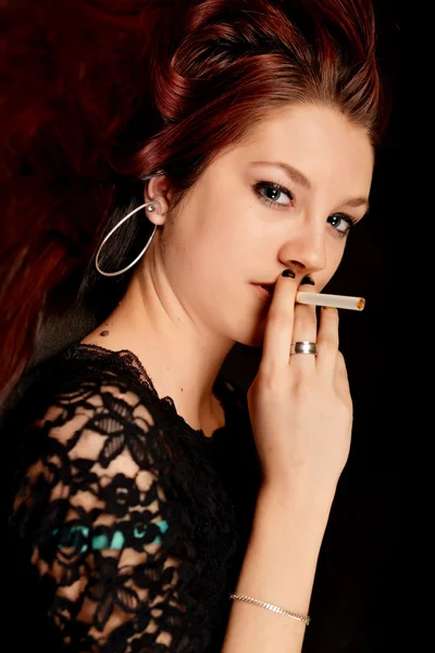 Kvinnan röker en cigarett — Stockfoto