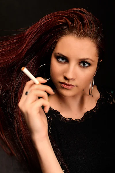 Kobieta paląca papierosa — Zdjęcie stockowe
