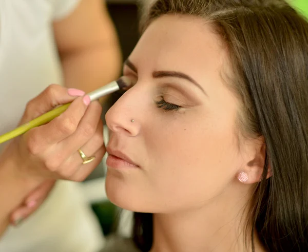 Make-up artist gör gör — Stockfoto