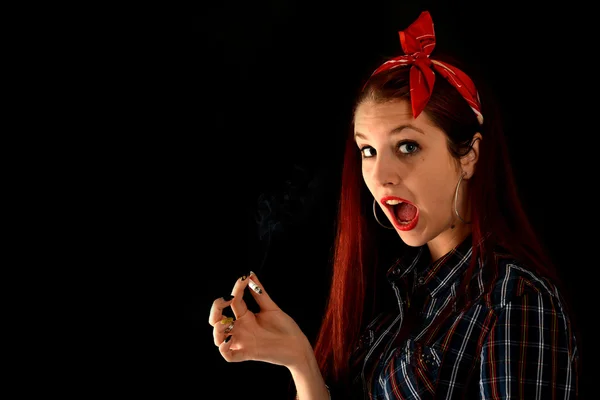 Kvinne som røyker sigarett – stockfoto
