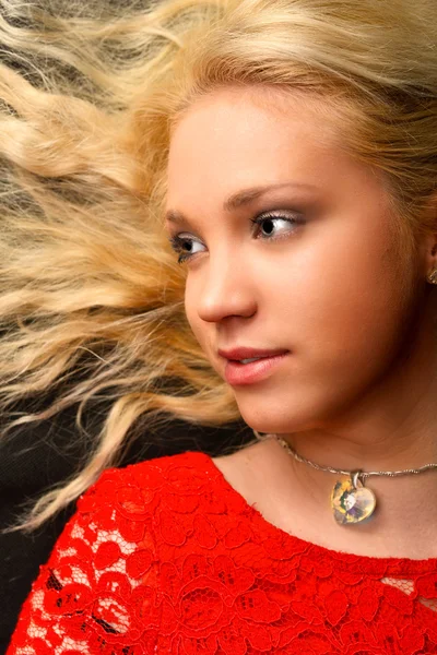 Portret van mooie blonde vrouw model — Stockfoto