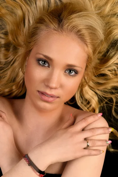 Portret van mooie blonde vrouw model — Stockfoto
