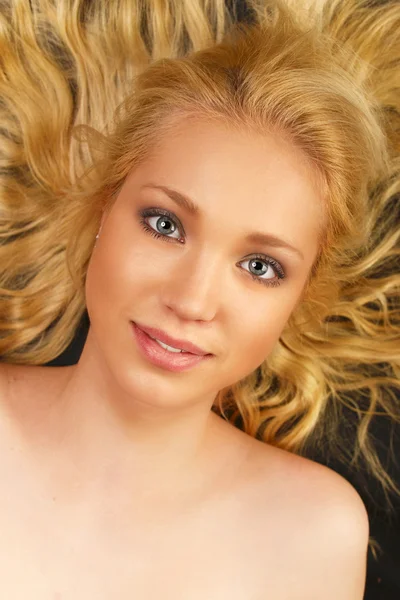 Портрет красивої блондинки моделі — стокове фото