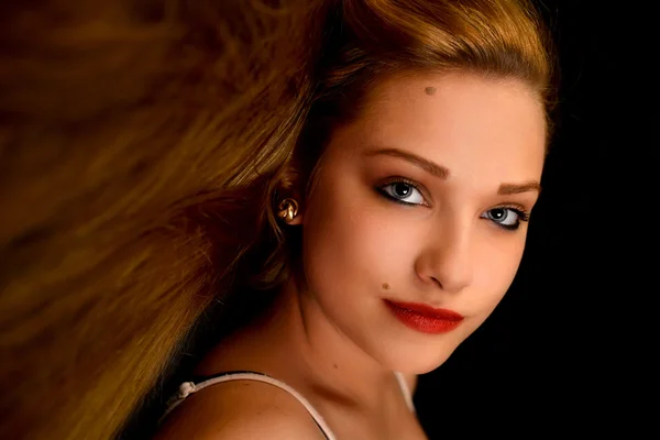 美丽的金发女人模型的肖像 — 图库照片