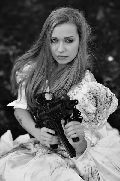 Woman with gun — Stock Photo, Image