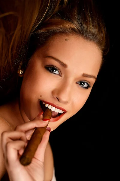 Woman Smoking  cigar — Stock Photo, Image