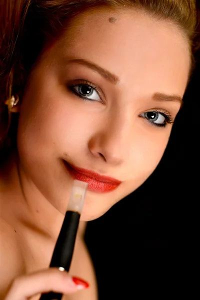 Frau raucht E-Zigarette — Stockfoto